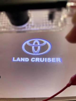 Проекция в двери Toyota Land Cruiser 200 